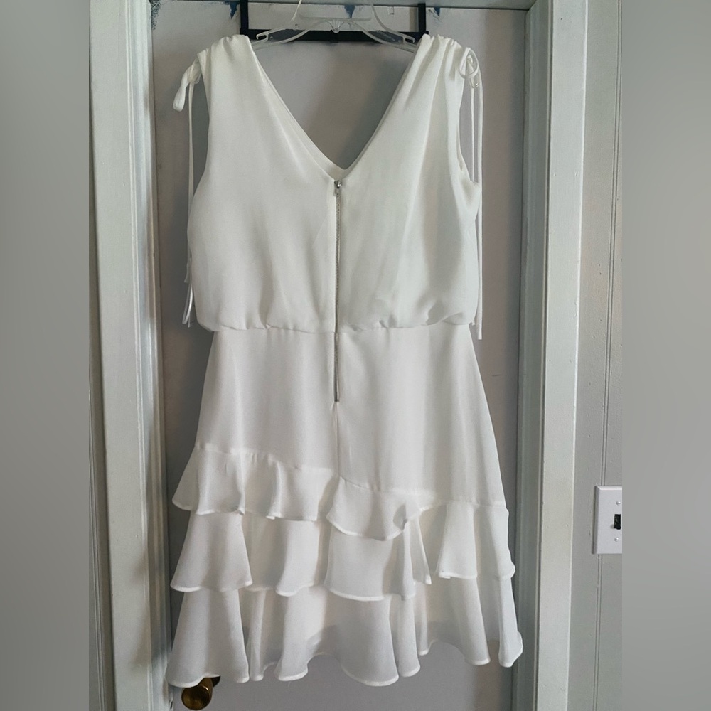 Elegant White Sleeveless Dress - Picture 2 of 7